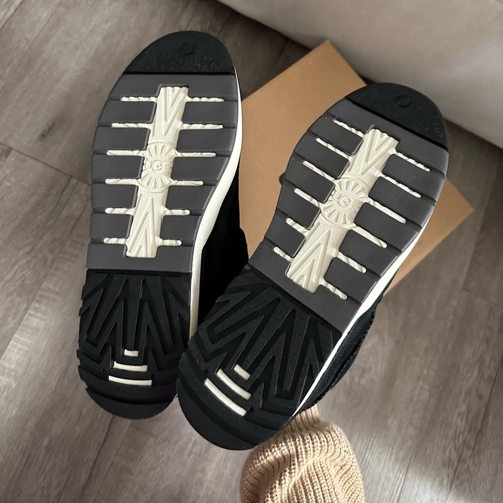 SOLD | NWT UGG Unisex-Adult Goldencush Black - Picture 9 of 11